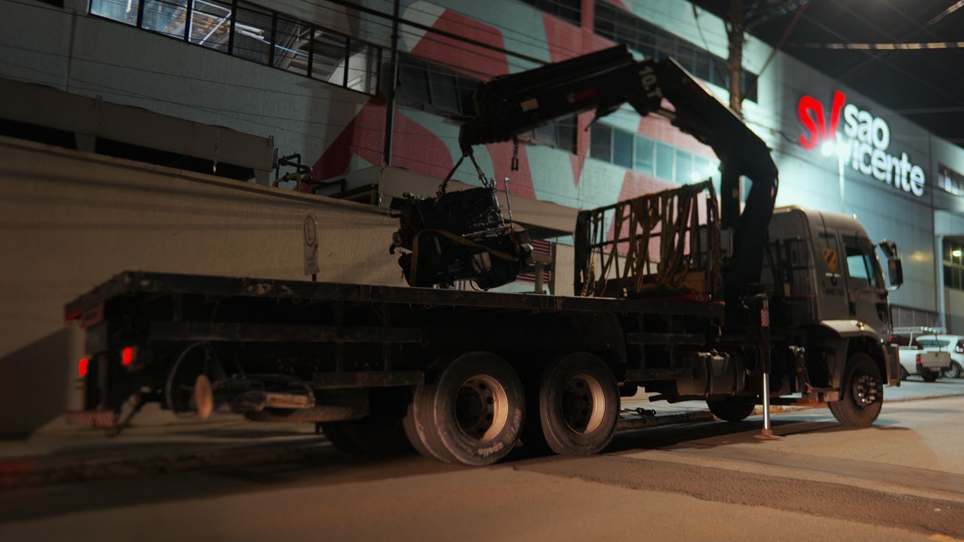 Içamento industrial com caminhão Munck da Hard em Sumaré